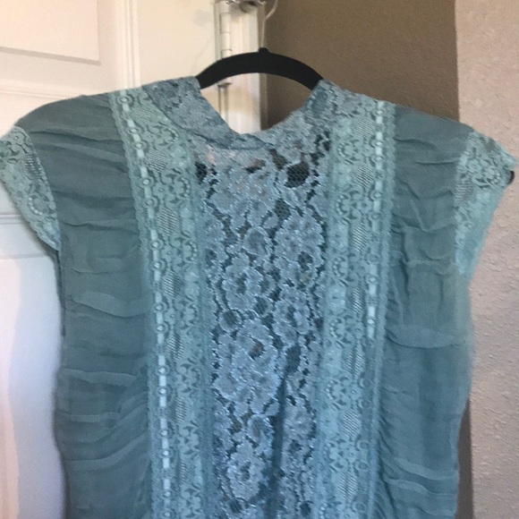 Light Blue Top 💙 - Picture 3 of 5